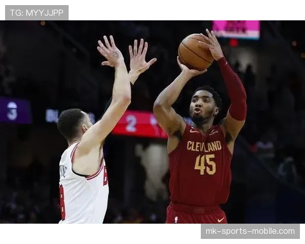 多诺万·米切尔突破拉开空间提升球队季后赛关键得分效率