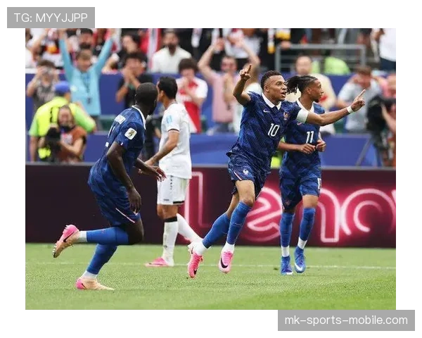 姆巴佩对伊拉克梅开二度，法国队3-0取胜锁定晋级